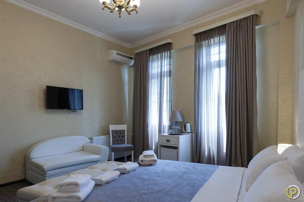 Hotel Piazza Τυφλίδα 3*,