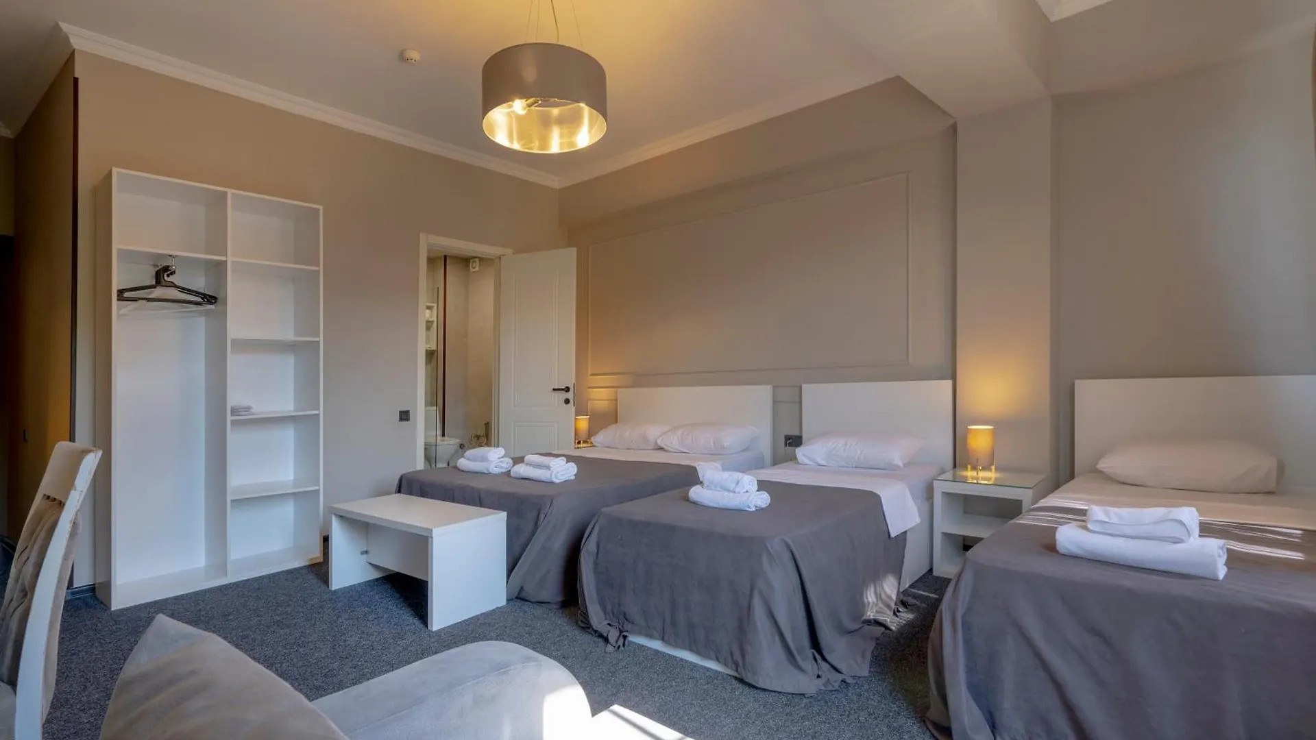 Hotel Piazza Τυφλίδα 3*,